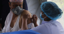 काठमाडौँको निजामती अस्पतालमा मङ्गलबार कोभिड–१९ विरुद्ध दोस्रो चरणको खोप लगाउँदै ज्येष्ठ नागरिक । तस्बिर:रोशन सापकोटा/रासस